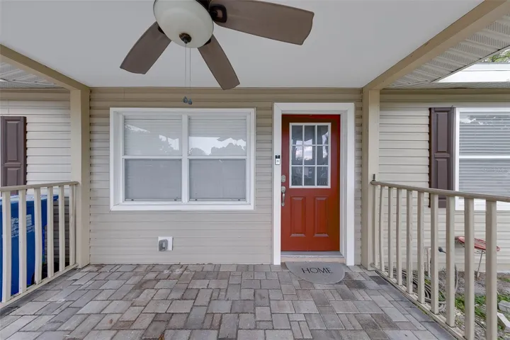 Front Covered Porch with fan!!