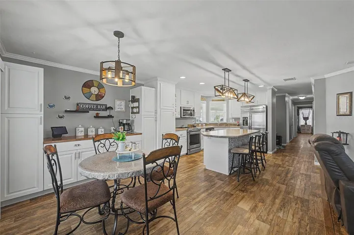 Nice Coffee bar and dining area