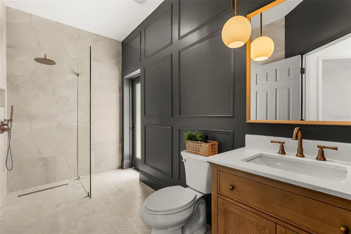 BATHROOM 3 (POOL BATH)