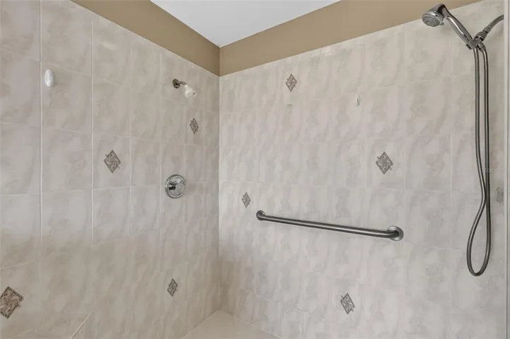 Updated shower w/ dual shower heads.
