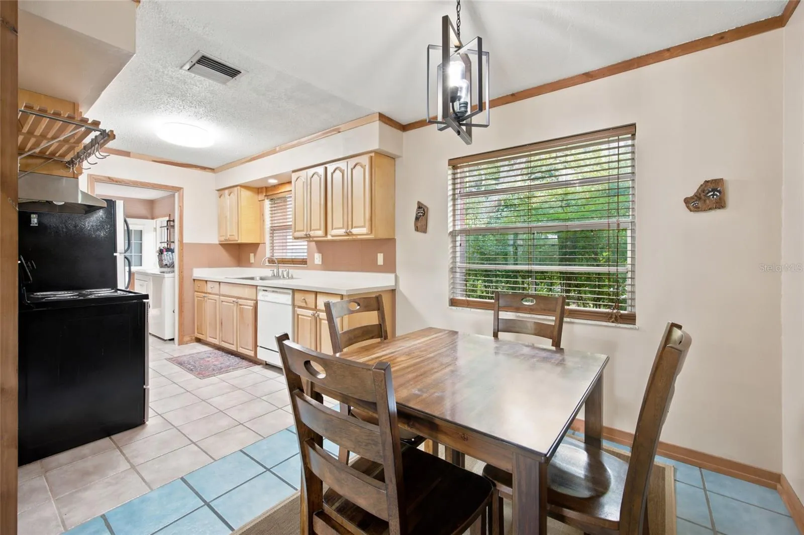 Dining/kitchen