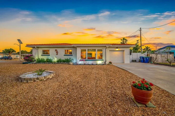 WELCOME HOME!  1401 ISLAND DR. S.Who doesn't want to live on "Island" time!