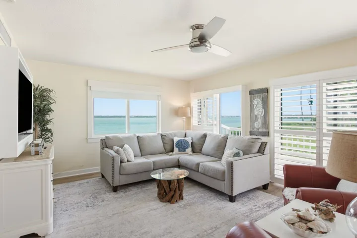 Spacious living room