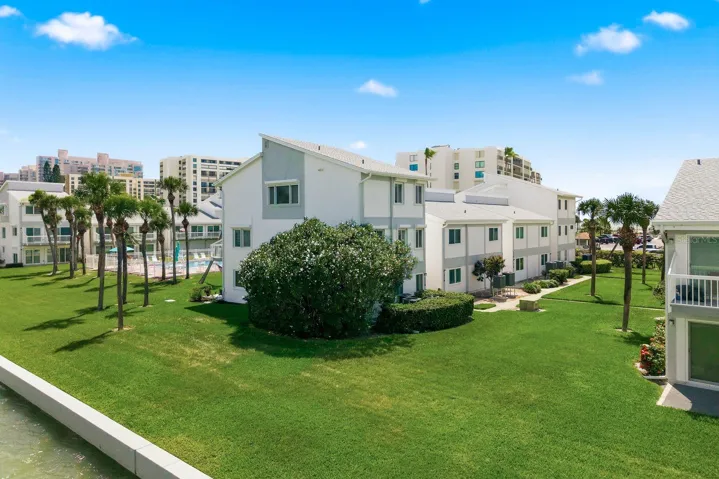 Bright and cheery end unit on the intracoastal