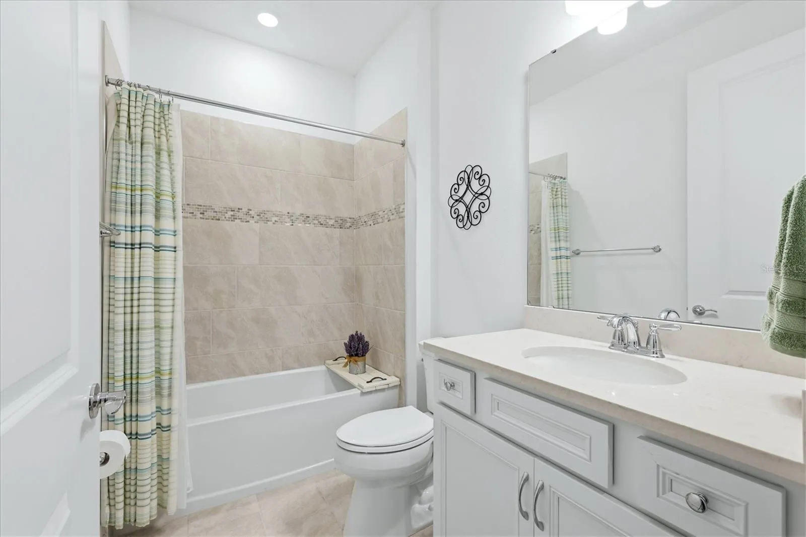 Guest full bath with tub