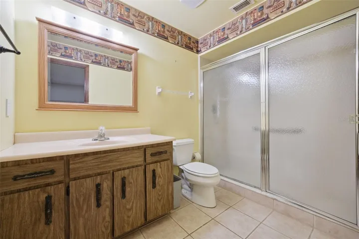 En suite bath in the primary bedroom