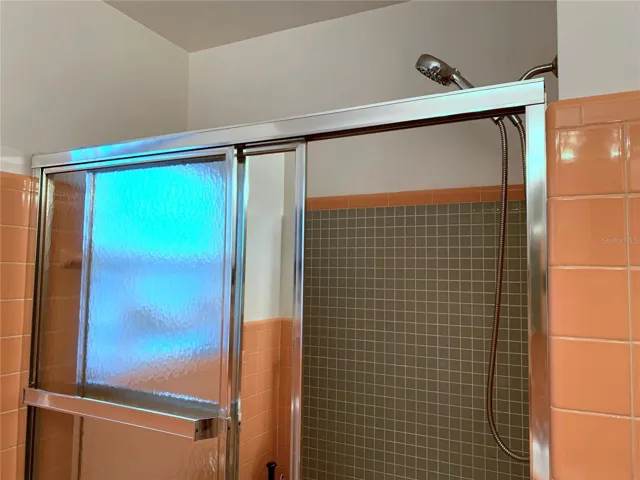 A shower that will actually fit tall people! Shower/tub combo.