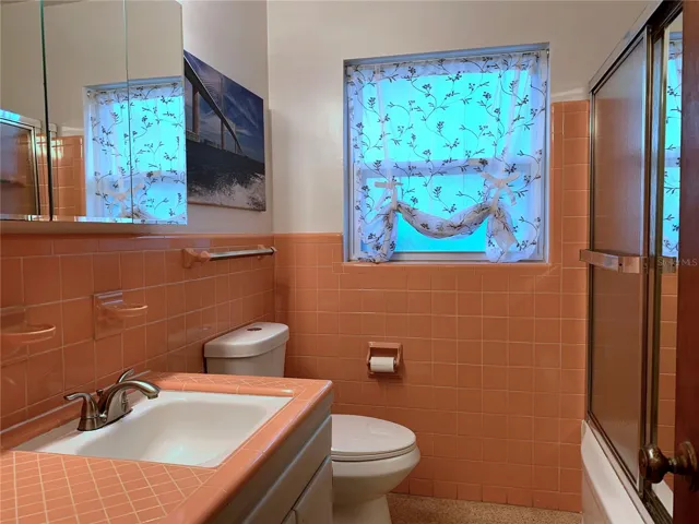 Main bathroom, new dual flush toilet, new faucet. That's a shower/tub combo to the right.