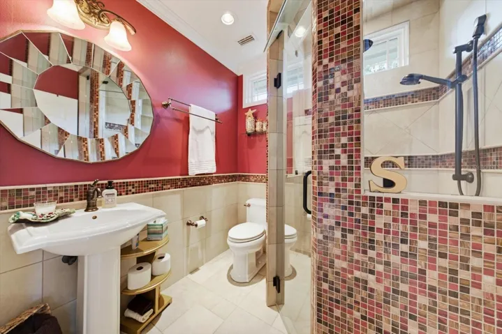 Guest Bathroom 2 with Thermasol steam system