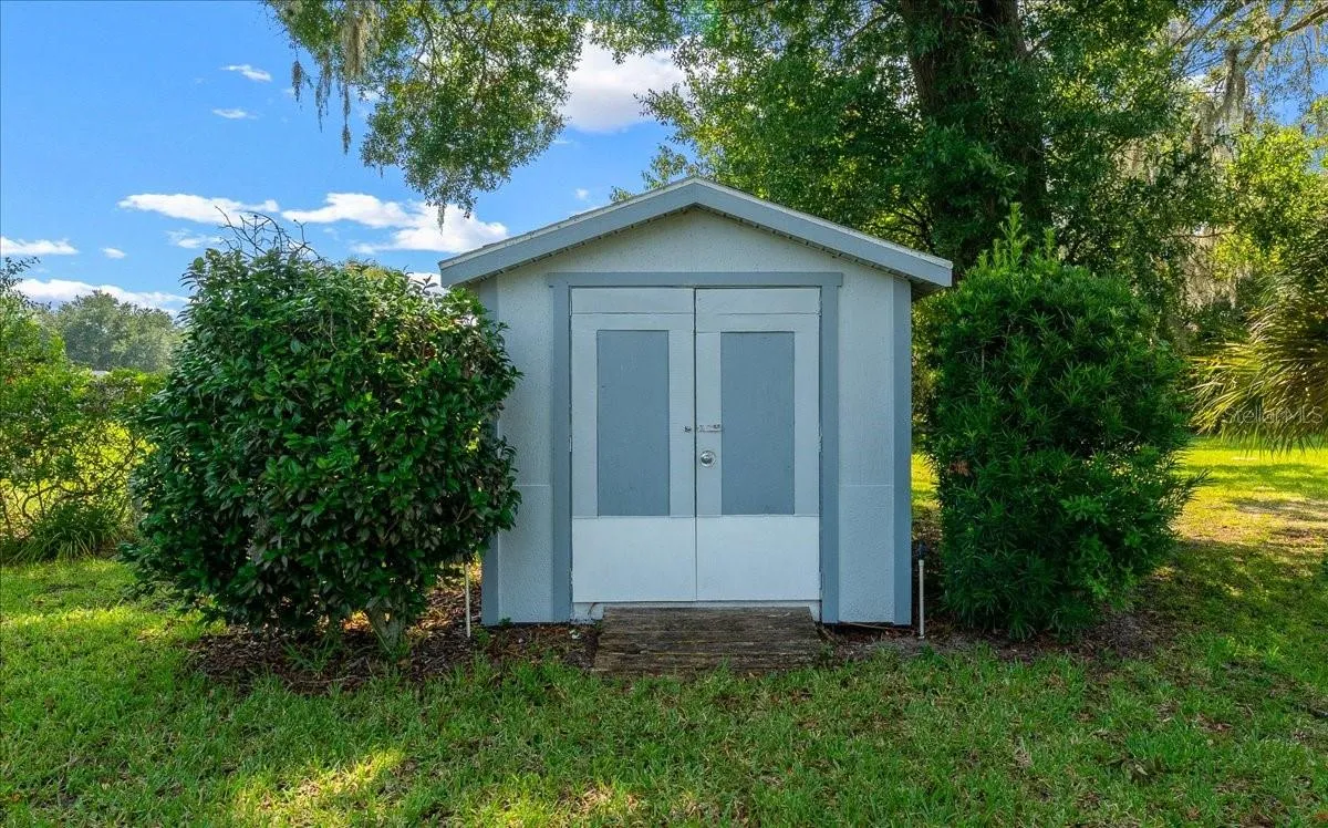 Shed w/ electric