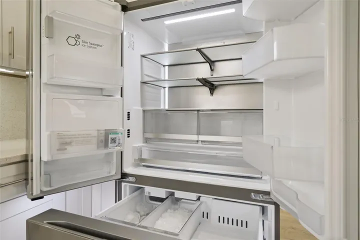 Refrigerator/Freezer that makes 4 types of Craft Ice