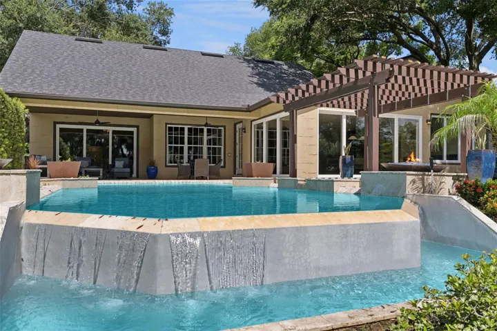 Infinity Pool flowing into the lower basin