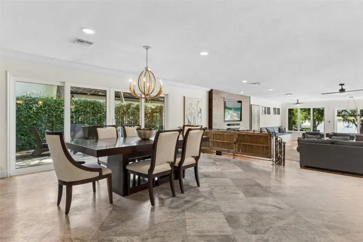Large Dining Space for the Simple dinner or formal party