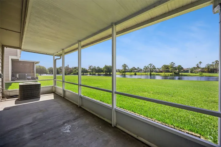 Screened in Lania and Views of Lake Waterford!