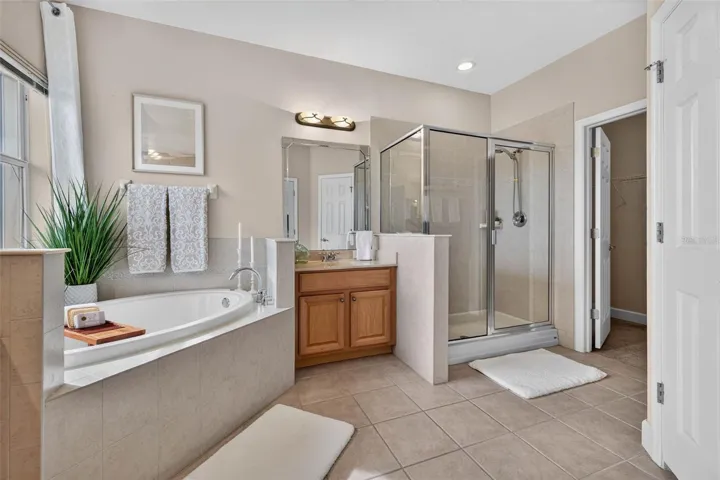 Primary en suite bath