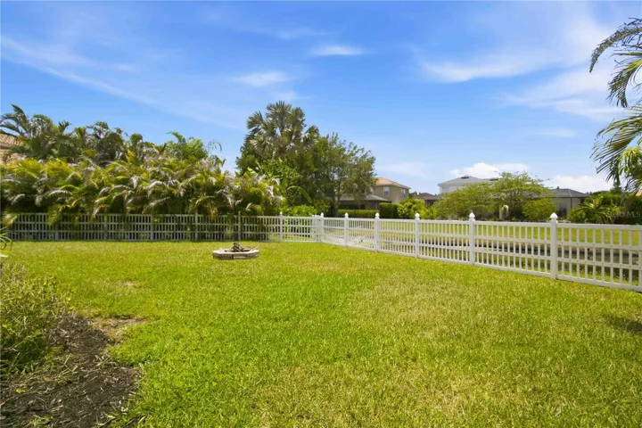 Oversized Lot - Lots of flexibility for entertaining