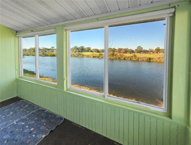 Enclosed Lanai w/views of Lake Sparkle