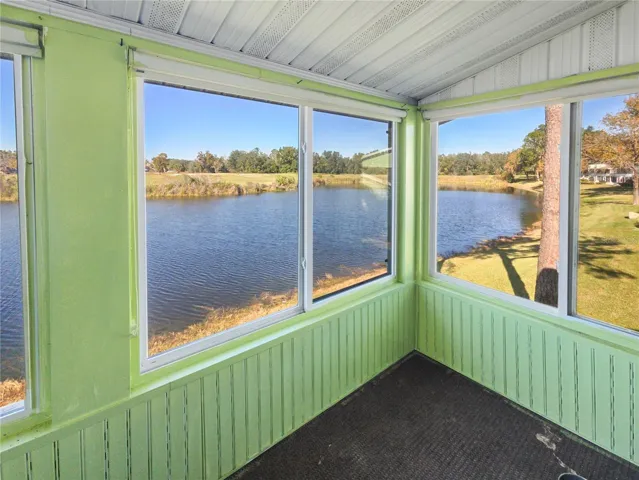 Enclosed Lanai w/views of Lake Sparkle