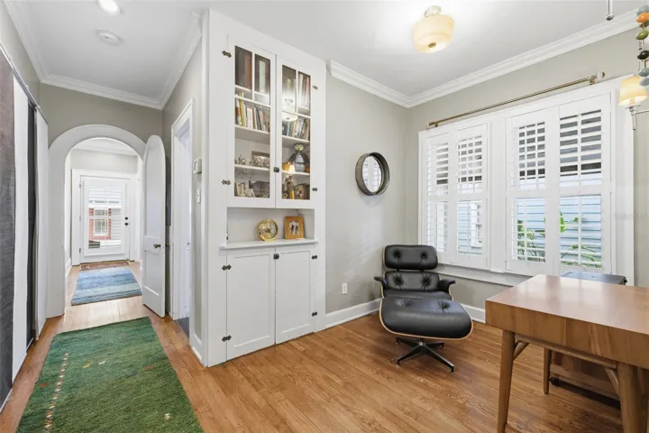 Enclave for office or breakfast nook
