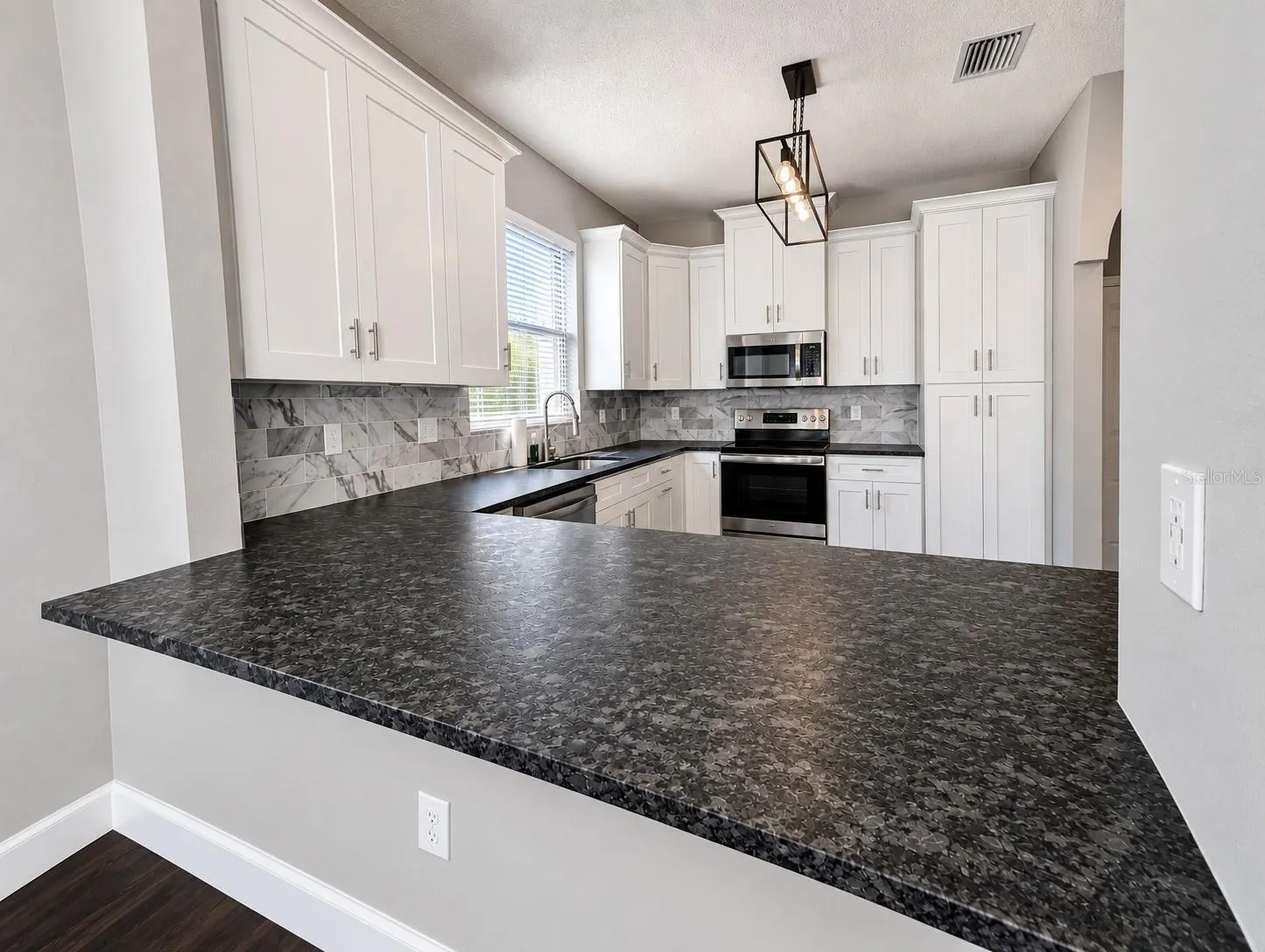 Breakfast Bar/Kitchen