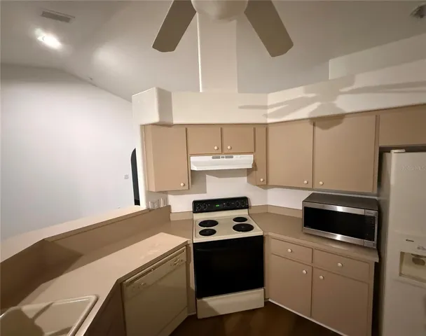 Kitchen and eat at counter