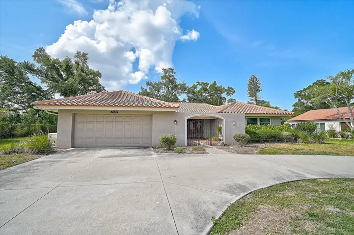 Beautiful Arthur Rutenburg home built in 1972.