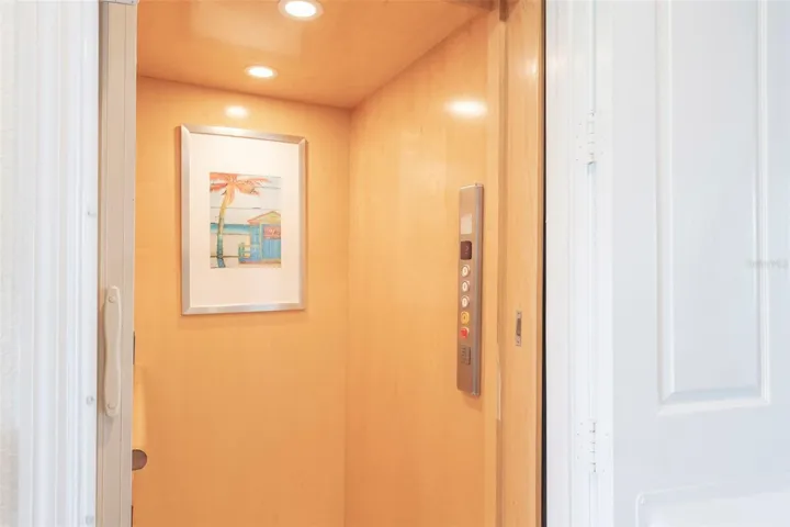 Elevator - Otis, comes with warranty