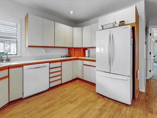Annnnnd, there's even an appliance garage !