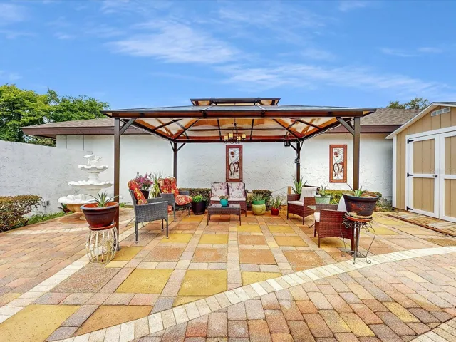 Back to the serenity of the large Courtyard area