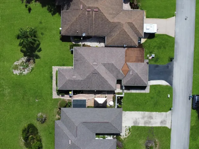 Middle home, courtyard is oversized