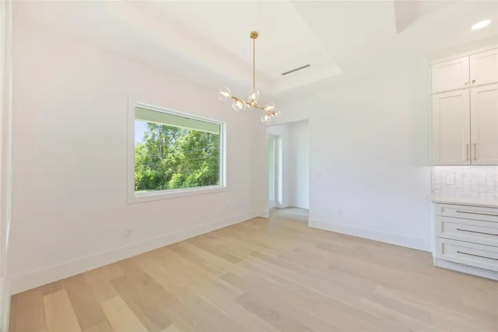 Light and bright Dining area.