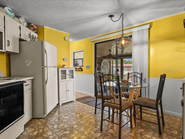 Eat-in Kitchen