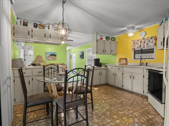 Eat-in Kitchen