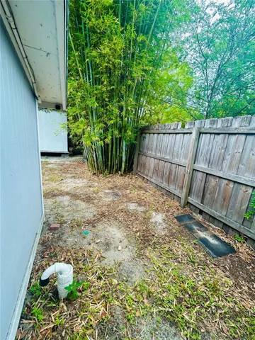520 NW 26TH AVE 32609 GC541347 - CARPORT SIDE YARD