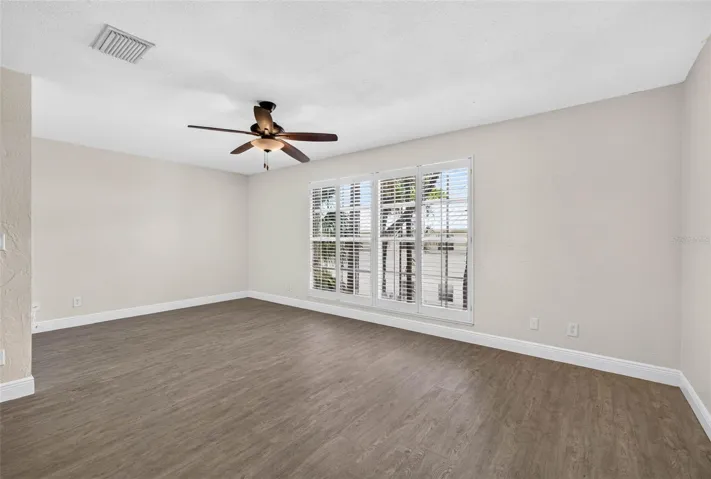 Light &amp; Bright Spacious Greatroom
