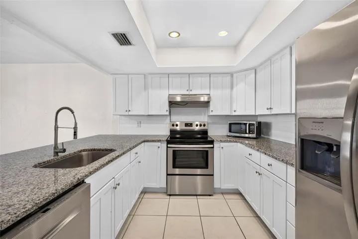 Granite countertops &amp; Stainless steel appliances