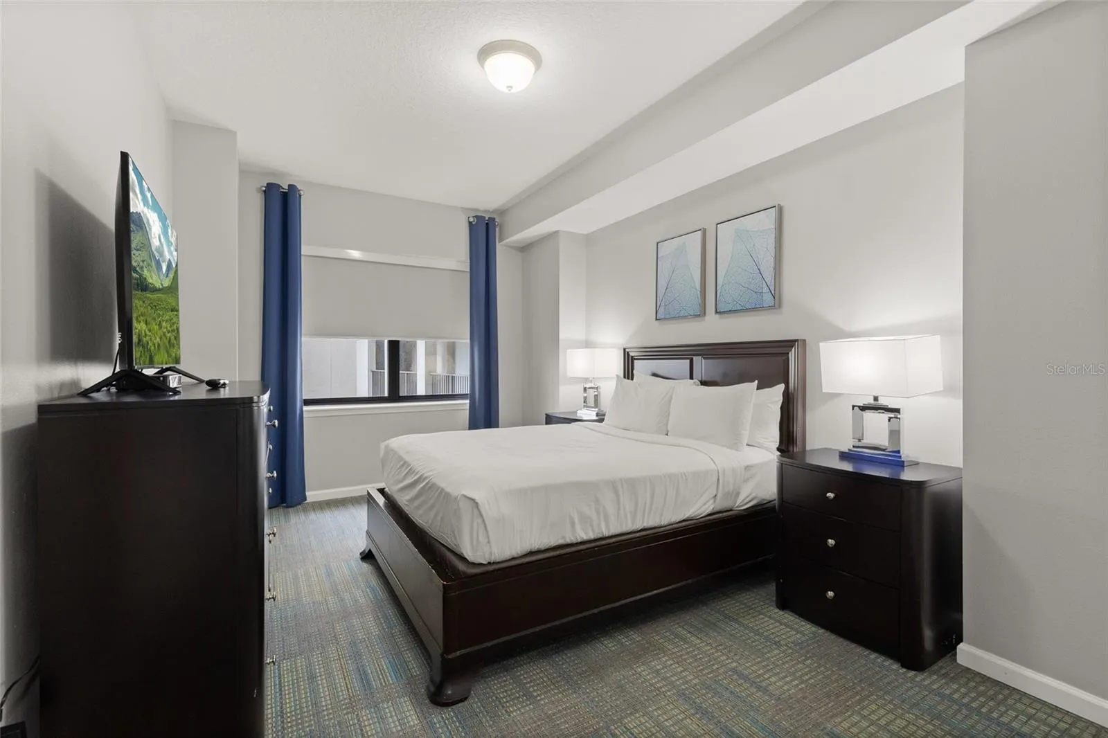 Bedroom #2 - Come Home After A Long Day At The Parks To Rest Or Watch The Evening Fireworks From Your Bed