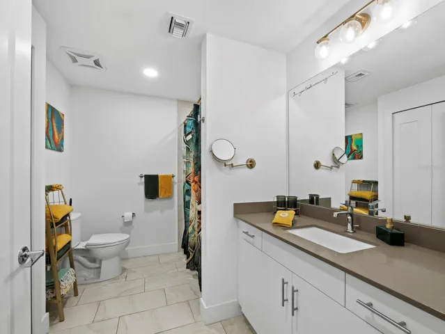 Ensuite main bath with tub and shower