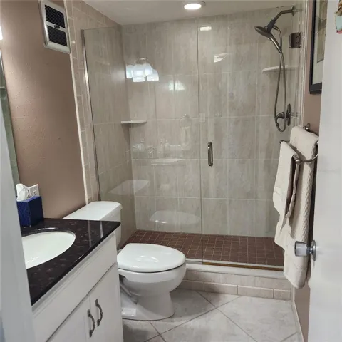 The hall bath is located between the two bedrooms