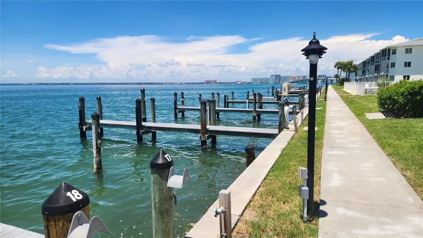 Free boat docks line the bayfront seawall. They are offered first come, first served and usually have space available.