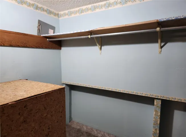 BIG WALK IN CLOSET