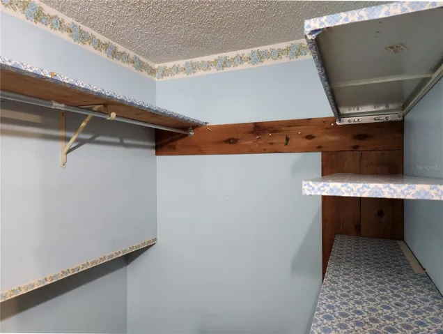 BIG WALK IN CLOSET
