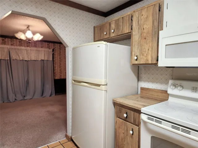 VIEW INTO 12X13  DR FROM KITCHEN