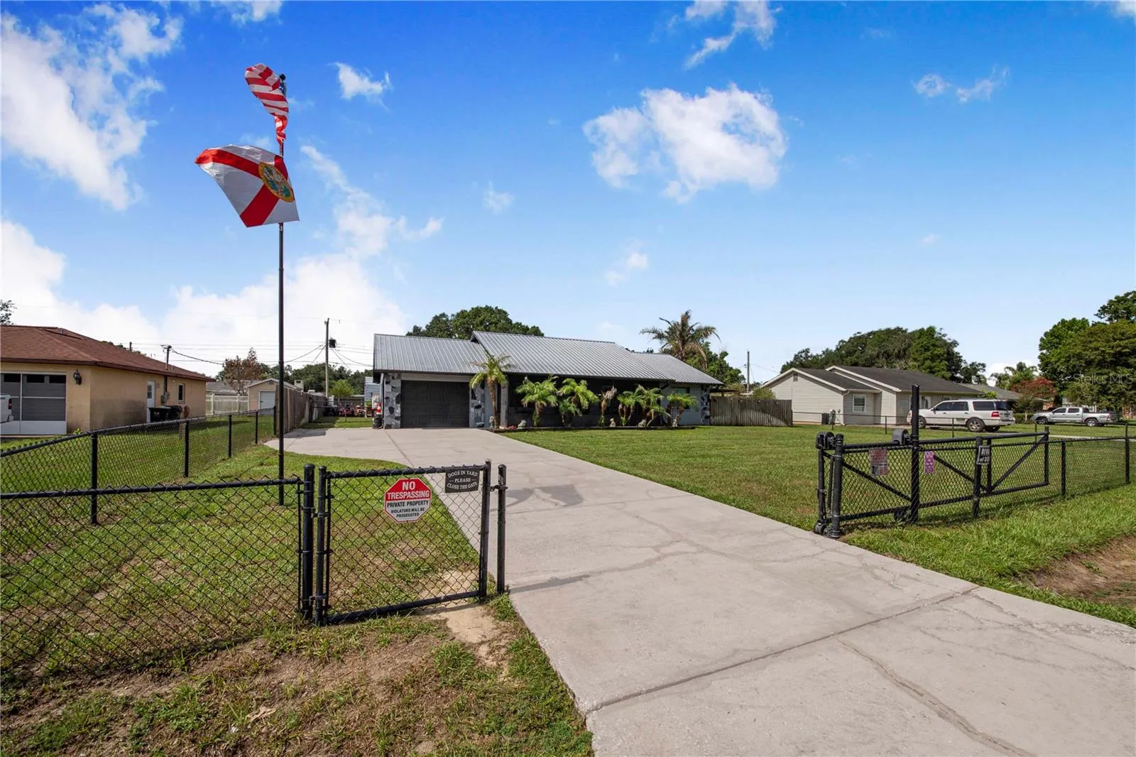 Front Gate/Driveway