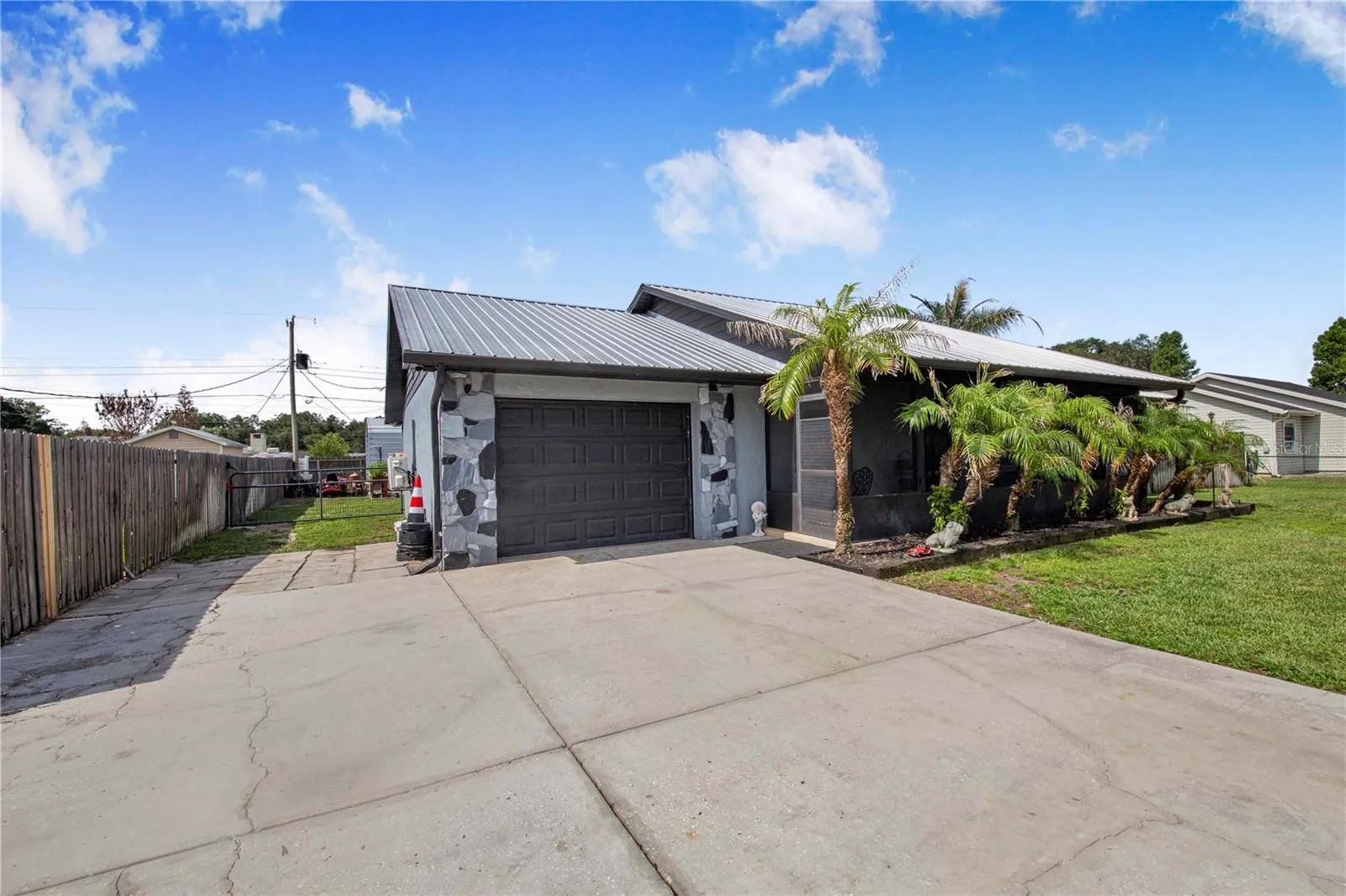 Driveway/Garage