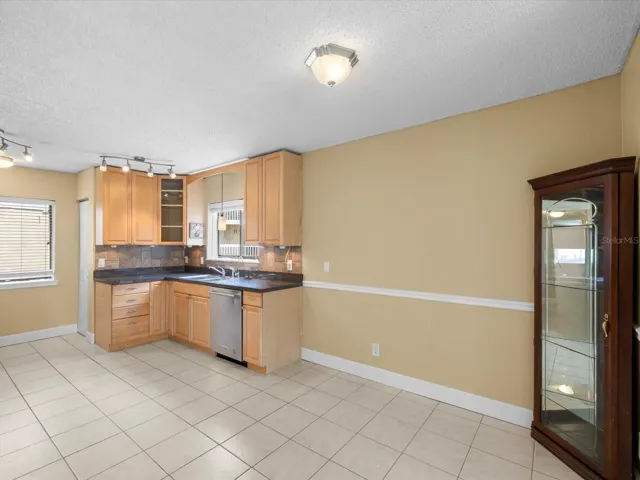 Large, Beautiful Kitchen with Eat-in Dining Space