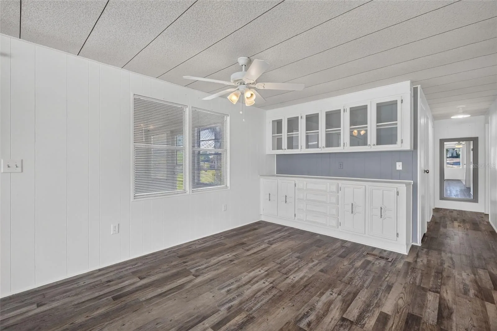 Dining rm w/lots of extra cabinets