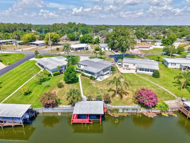 Canal front home on the Harris Chain of Lakes!