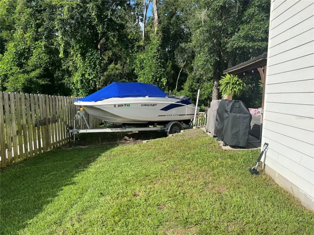 Nice side yard for your boat