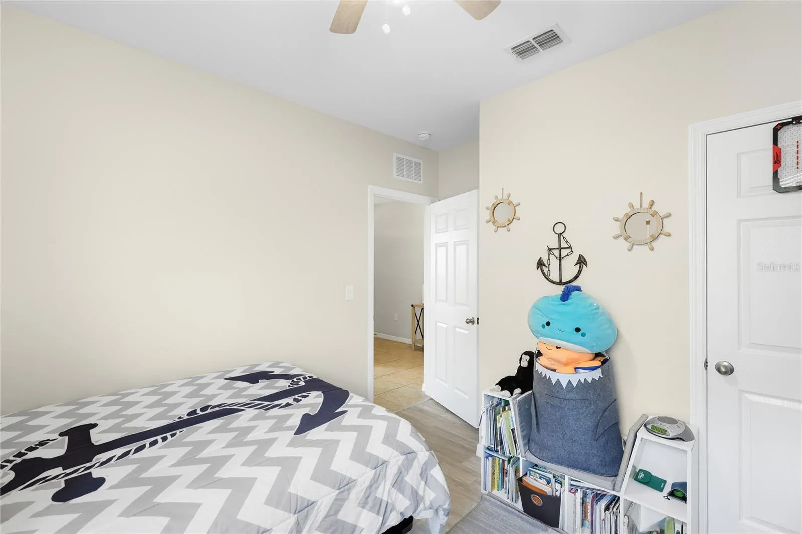 Bedroom 2 with build-in closet